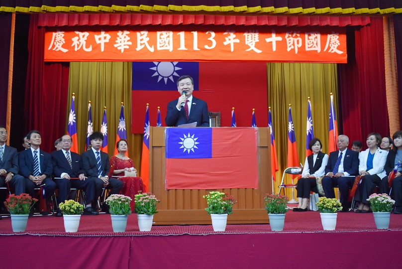 駐日代表李逸洋大使(照片中間)於10月6日受邀出席中華民國留日東京華僑總會及中華民國留日東京同學會在東京中華學校舉辦「中華民國113年雙十國慶慶祝大會」
