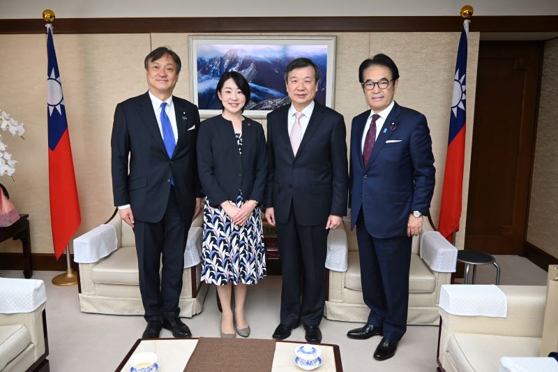 駐日代表李逸洋大使(右2)、參議員北村經夫(右1)、參議員平山佐知子(左2)、參議員堀井巖(左1)