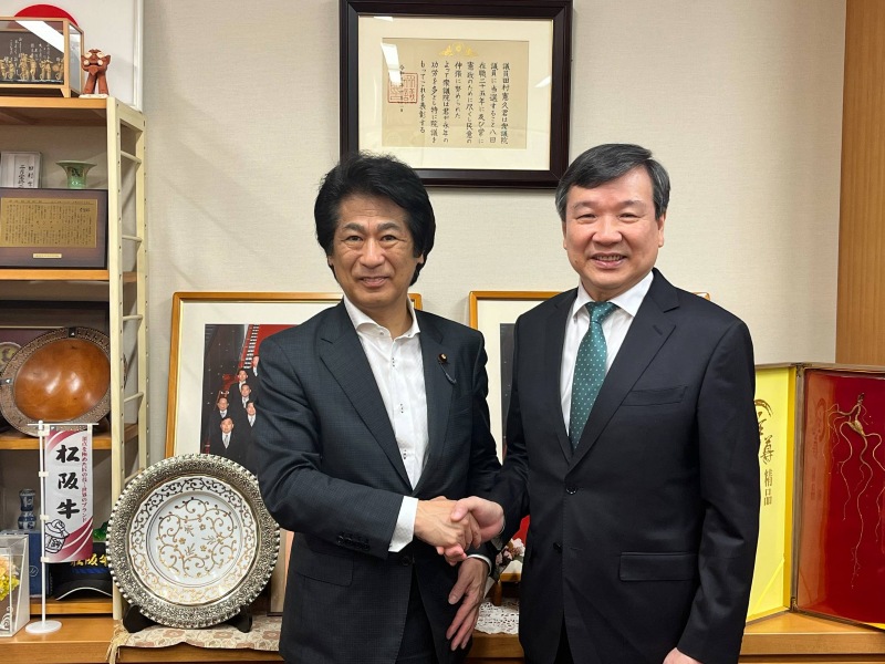 5月21日駐日代表李逸洋拜會日本前厚勞大臣田村憲久眾議員，並就台日經貿、公衛醫療及區域情勢等領域合作交換意見。
駐日代表李逸洋(右)及眾議員田村憲久(左)。

