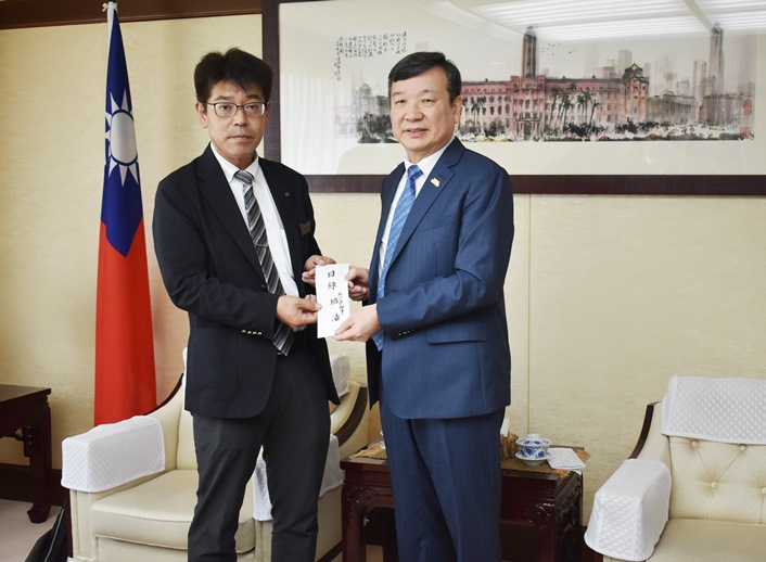 因7月上旬登陸的丹娜絲颱風對台灣造成嚴重災害，石川縣東京事務所所長堀田譽乙行7月29日造訪駐日本代表處，向本處李逸洋代表傳達石川縣對災民的慰問之意，並轉交該縣捐款目錄。圖說: 駐日代表李逸洋接受石川縣知事馳浩的捐款目錄(右)、石川縣東京事務所所長堀田譽(左)。