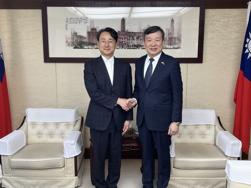 駐日代表李逸洋於本(2025)年7月31日下午接見日本台灣交流協會台北事務所前副代表服部崇，特別感謝渠在台任內涵蓋經貿、產業、科技及人員交流等領域的卓越貢獻。
照片：駐日代表李逸洋(右)、日本台灣交流協會台北事務所前副代表服部崇(左)。