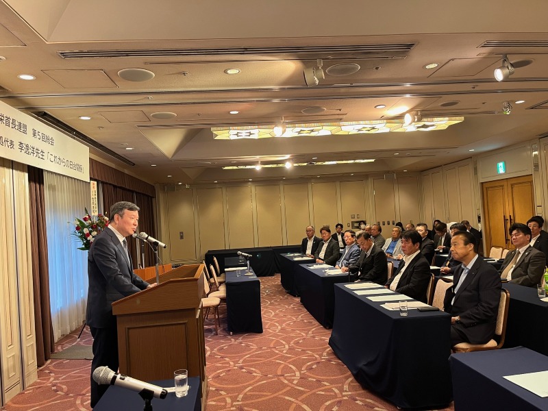 7月30日駐日代表李逸洋出席「日台共榮首長聯盟」第五次總會，並以「今後的台日關係」進行專題演講。
照片：駐日代表李逸洋(左)、「日台共榮首長聯盟」會長宮元陸加賀市長(右前)。