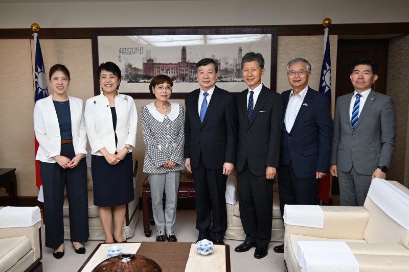 本處李逸洋代表於8月12日會晤參議員有村治子及「日本戰略研究論壇」(JFSS)顧問武居智久乙行，就進一步強化台日關係交換意見。
照片:駐日代表李逸洋(中)、參議員有村治子(左2)、「日本戰略研究論壇」(JFSS)顧問武居智久(右3)及該論壇事務局長長野禮子(左3)。

