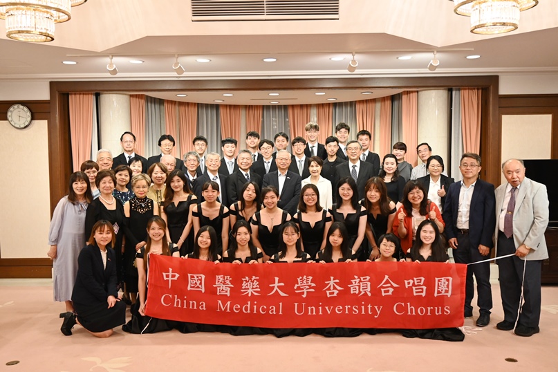 應邀來日參加「2025日本台醫會合同音樂會」的中國醫藥大學「杏韻合唱團」等一行於8月21日拜會台北駐日經濟文化代表處。駐日副代表蔡明耀致詞表示，近年來台日關係友好，例如新冠疫情時，台灣在日本困難時捐贈口罩，日本則提供疫苗給台灣等，期盼台日友好關係持續深化。圖說:駐日副代表蔡明耀及駐日副代表周學佑與中國醫藥大學「杏韻合唱團」等一行集體合影。
