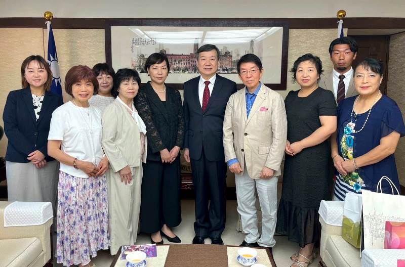 駐日代表李逸洋於8月28日會晤埼玉台灣總會第14屆會長羅碧玲乙行，感謝該會每年舉辦國慶大會，凝聚僑界向心力、促進台日交流；並肯定近年在代代木公園舉辦的「台灣嘉年華」活動中，積極推動台灣參與WHA連署。李代表致詞表示，台灣擁有卓越的經濟實力，尤其在半導體及高科技產業的成就，不僅支撐國內發展，也對全球供應鏈具有關鍵影響。他進一步指出，台灣的自由民主制度、言論與新聞自由，以及女性在社會中的重要地位，使台灣在全球展現出獨特的社會活力與創新能力。會中，雙方就未來僑社活動及台日民間交流交換意見，李代表期許埼玉台灣總會持續帶領僑社，為台日友好注入更多活力。圖說:駐日代表李逸洋(右5)與埼玉台灣總會第14屆新任會長羅碧玲(左5)暨團隊合照

