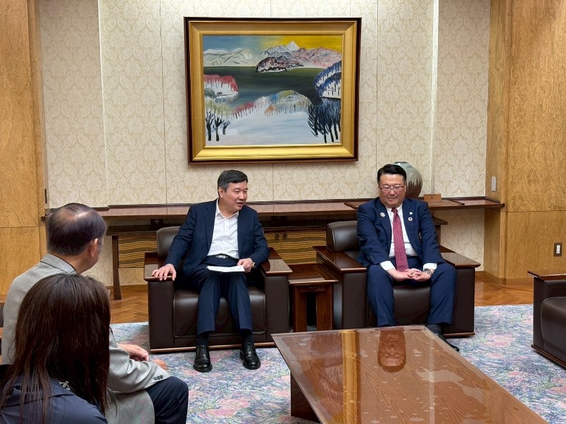 8月30日駐日代表李逸洋應邀訪問秋田縣仙北市及大仙市，分別會晤仙北市長田口知明及大仙市長老松博行，當晚並出席日本三大煙火大會「大曲煙火競技大會」，現場與御法川信英眾議員、秋田縣副知事神部秀行，以及東北地區地方行政首長及議會議長交流。翌（8月31）日應邀出席「仙北市國際交流協會歡迎午宴」，與該協會、仙北市政府及市議會等友台人士交流。圖說：駐日代表李逸洋會晤仙北市長田口知明

