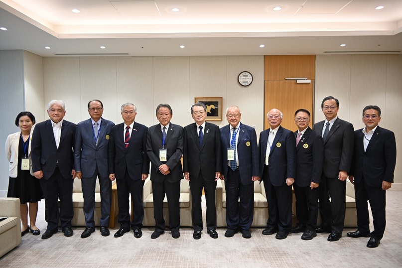 駐日副代表蔡明耀於9月11日見證臺灣「三三企業交流會」及「台日商務交流協進會」與日本商工會議所簽署合作備忘錄。圖說；駐日副代表蔡明耀(左4)、三三企業交流會理事長林伯豐(右5)、台日商務交流協進會理事長黃振進(左5)、日本商工會議所會長小林健(中央)。