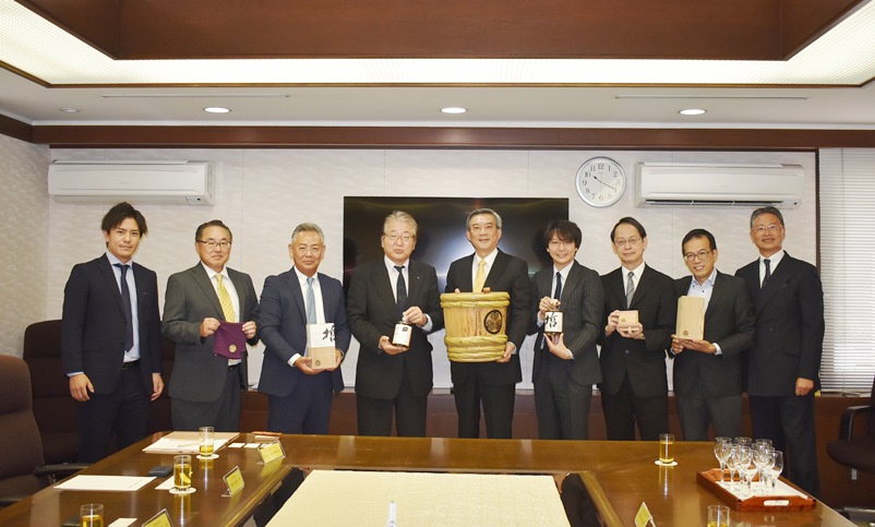 駐日副代表周學佑於9月12日會晤櫪木縣日光市產業界人士，周副代表致詞時表示，「台日關係極為良好，台灣正努力爭取加入CPTPP(跨太平洋夥伴全面進步協定)及與日本簽署EPA(經濟夥伴協定)，倘能成真將有助提升台日經貿關係」。圖說: 日光市產業界人士介紹紀念日光東照宮種植杉樹迄今屆滿400年，使用當地杉樹所製酒桶釀造的威士忌。駐日副代表周學佑（中央）、「全國教育問題協議會」顧問武田幸雄（右1）。