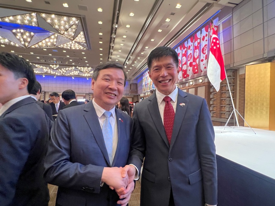 2025年9月16日晚間駐日代表李逸洋受邀出席新加坡駐日本大使館第60屆新加坡國慶酒會。
照片：駐日代表李逸洋(左)、新加坡駐日王永全大使(右)