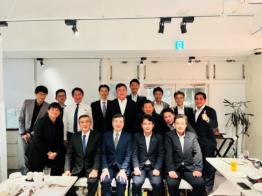 　　駐日代表李逸洋9月24日與「日本參議院TY會」瀧波宏文副大臣等參議員就台日經濟、安全、技術及文化交流等交換意見，並籲請支持台灣參與CPTPP、WHO、ICAO及INTERPOL，共同維護台海和平穩定。駐日代表李逸洋(前排左2)與瀧波副大臣(前排右2)等「日本參議院TY會」國會議員交換意見