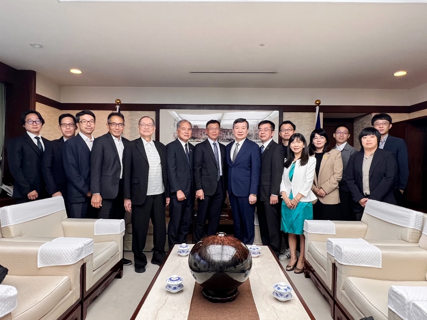 9月24日社團法人中國工程師學會「第 35 屆臺日工程技術研討會」籌備委員會何至欽執行秘書(臺灣中油公司總工程師)、謝牧謙顧問、陳哲生顧問、李銘賢理事長代表人，及臺灣科學技術協會楊馬田理事長等一行12名拜會駐日代表李逸洋。團隊介紹「第35屆臺日工程技術研討會」活動規劃，及就新能源、淨零碳排及半導體等議題交流。駐日代表李逸洋(照片中)、第 35 屆臺日工程技術研討會籌備委員會何至欽執行秘書(左7)、謝牧謙顧問(左5)、陳哲生顧問(左4)、李銘賢理事長代表人(右7)，及臺灣科學技術協會楊馬田理事長(左6)等合影
