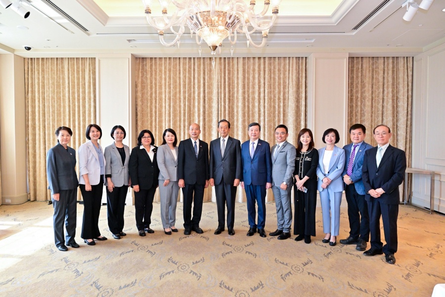 駐日代表李逸洋9月26日中午出席「日本台灣交流協會」會長隅修三為立法院韓國瑜院長及跨黨派立委訪日團所舉辦之歡迎餐會。
照片：駐日代表李逸洋(右6)、立法院長韓國瑜(左6)、「日台交協」會長隅修三(中)與跨黨派立委合影留念。