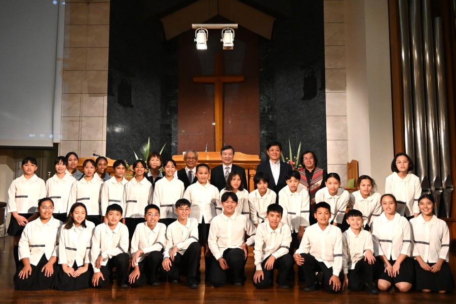 駐日代表李逸洋於9月30日出席「台灣原聲童聲合唱團」和平之聲音樂會，李代表於開演前向團員致意，表示聆聽團員們在異鄉以天籟般的歌聲展現台灣多元文化之美，深受感動。
照片：駐日代表李逸洋(後排右3)與台灣原聲童聲合唱團合影。