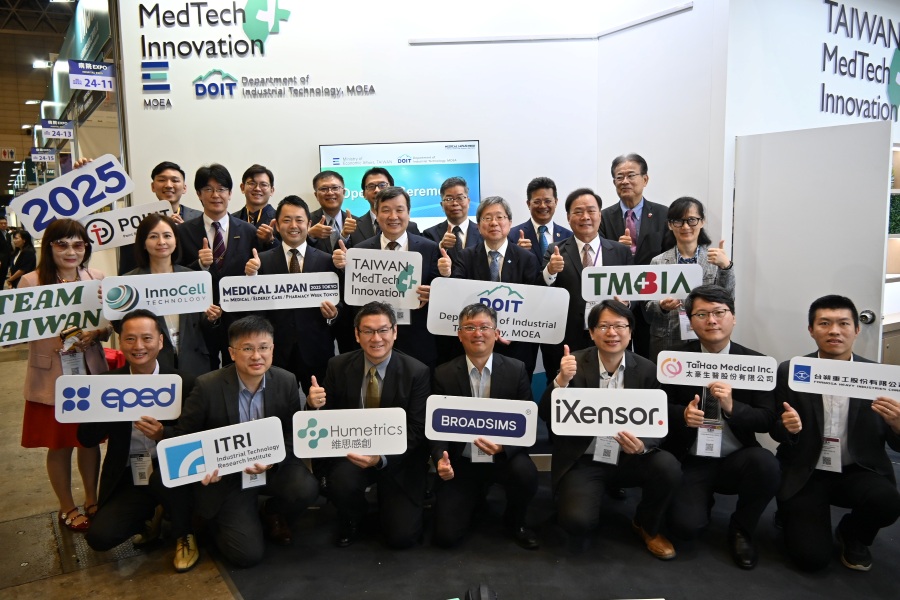 駐日代表李逸洋於本(2025)年10月1日上午應邀出席「日本東京國際醫療產業展」(Medical Japan Tokyo 2025)「台灣創新技術專館」(Taiwan MedTech Innovation)開幕式，並於致詞指出台灣擁有高品質醫療體系、普及的全民健保以及深厚的科技製造實力等三大優勢，期許台灣能結合日本在臨床、長照及再生醫療等領域之實力，共同建構在全球數位醫療市場之優勢競爭力。
照片：李代表與參展廠商合影