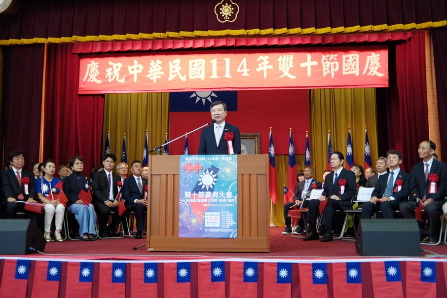 駐日代表李逸洋於10月5日出席由中華民國留日東京華僑總會及中華民國留日東京同學會所舉辦之「中華民國114年雙十國慶慶祝大會」。李代表致詞指出，台灣今年GDP成長率預期可達5.1%，獲得顯著成長，在符合國家安全及維持核心技術優勢的前提，台灣積極向美、日、歐盟投資，以深化與民主陣營的合作。 圖說:駐日代表李逸洋致詞。
