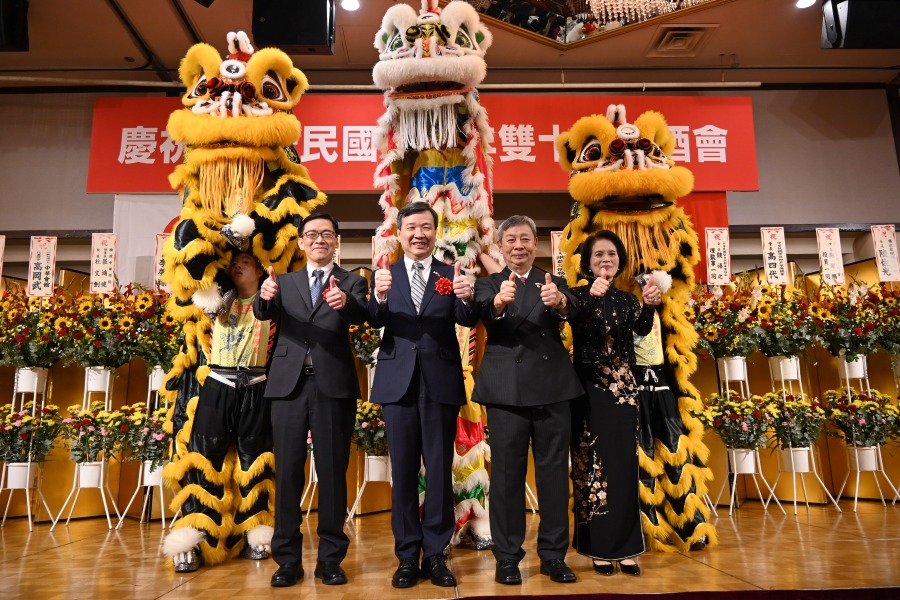 駐日代表李逸洋10月5日出席橫濱僑界主辦「中華民國114年雙十國慶酒會」。
照片：駐日代表李逸洋(左2)、橫濱華僑總會會長許耀庚(右2)、駐日代表處橫濱分處處長范振國(左1)