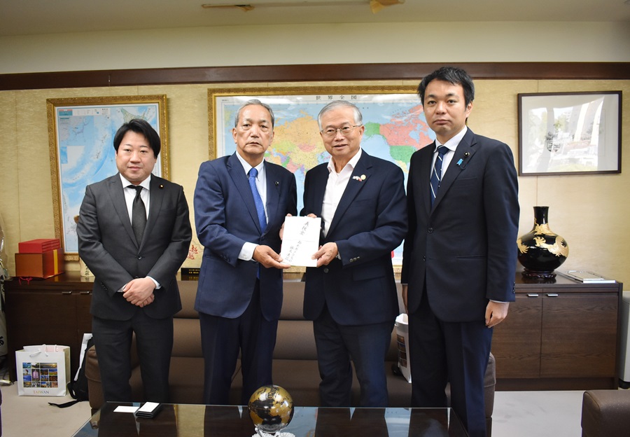 駐日副代表蔡明耀於10月17日會晤眾議院議員坂本龍太郎與「福島縣議會日台友好議員連盟」會長佐藤政隆議員及該會成員渡邊康平議員，並接受佐藤會長捐贈該連盟協助台灣花蓮水災重建之義援金目錄。該筆捐款已匯至台灣，蔡副代表感謝該連盟提供捐款。佐藤會長於113年發生花蓮地震時，亦來處捐贈義援金。照片左起為眾議院議員坂本龍太郎、「福島縣議會日台友好議員連盟」會長佐藤政隆議員、駐日副代表蔡明耀、該連盟成員渡邊康平議員。
