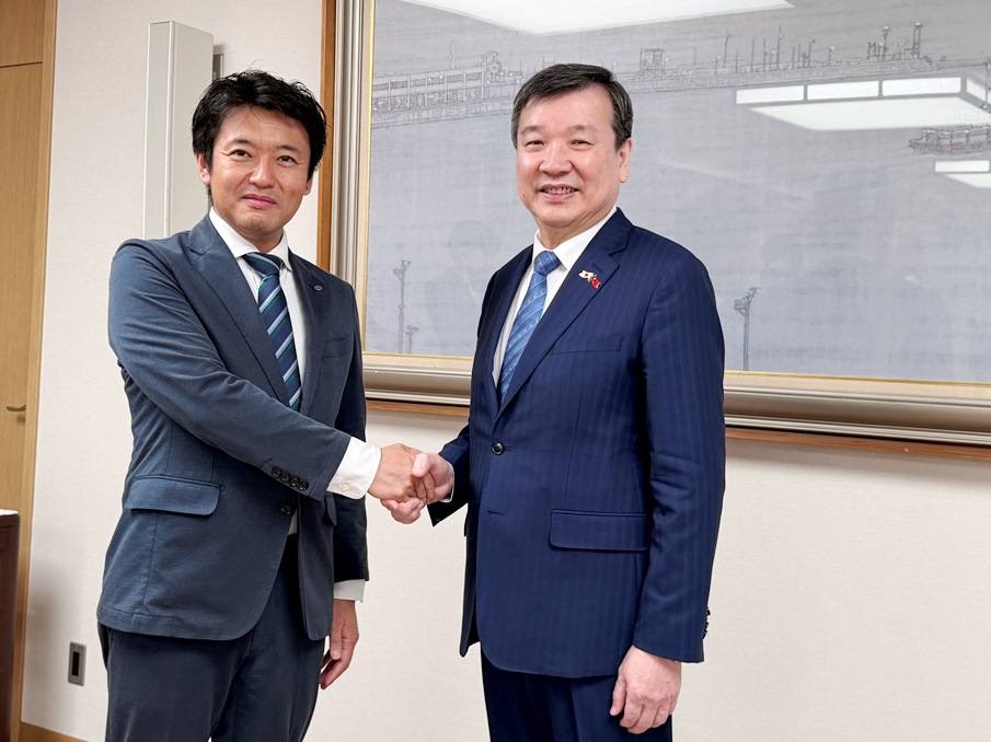 10月22日至23日駐日代表李逸洋夫婦訪問青森縣。23日上午李大使夫婦拜會青森縣知事宮下宗一郎。李大使表示2024年11月雙方在東京會面曾約定在青森再見，本日如約而至，並肯定宮下知事2023年就任後積極推動台日地方交流，每年率團訪台，迄今已拜會台中、台南、高雄等城市首長。另李大使指出，台灣是青森蘋果最大出口國，每年約進口2.4萬噸，佔外銷量約7成；除蘋果等農產貿易合作外，鼓勵青森可在半導體、AI、新能源等高科技產業領域研議與我合作可能性。圖說：駐日代表李逸洋（右）會晤青森縣知事宮下宗一郎（左）