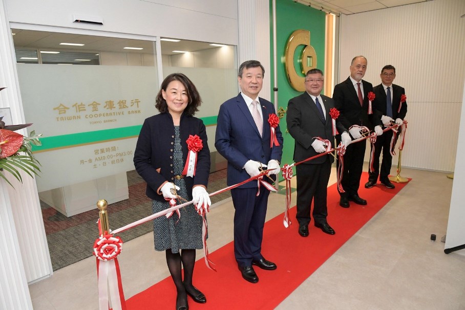 駐日代表李逸洋於本(2025)年10月27日上午出席合作金庫銀行東京分行開幕剪綵儀式。合影：駐日代表李逸洋(左2)、合庫銀行董事長林衍茂(中)、東京分行支店長陳乃嘉(左1)、前國防安全研究院執行長林成蔚(右2)、合庫創投董事長王育群(右1)
