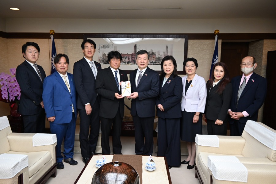 駐日代表李逸洋於10月31日會晤「埼玉國際文化交流協會」會長田中敏裕、眾議員岸田光廣及埼玉縣議會日台友好議員聯盟會長鈴木正人乙行，並接受田中會長代表該協會捐贈協助台灣花蓮水災重建的義援金目錄。 李代表表示該協會提供的協助為災區民眾帶來極大鼓舞，稱台日為遭遇困境時相互協助的友人，並表達感謝之意。 
照片：駐日代表李逸洋(右5)、「埼玉國際文化交流協會」會長田中敏裕(左4)、眾議員岸田光廣(左3)、埼玉縣議會日台友好議員聯盟會長鈴木正人(左2)。