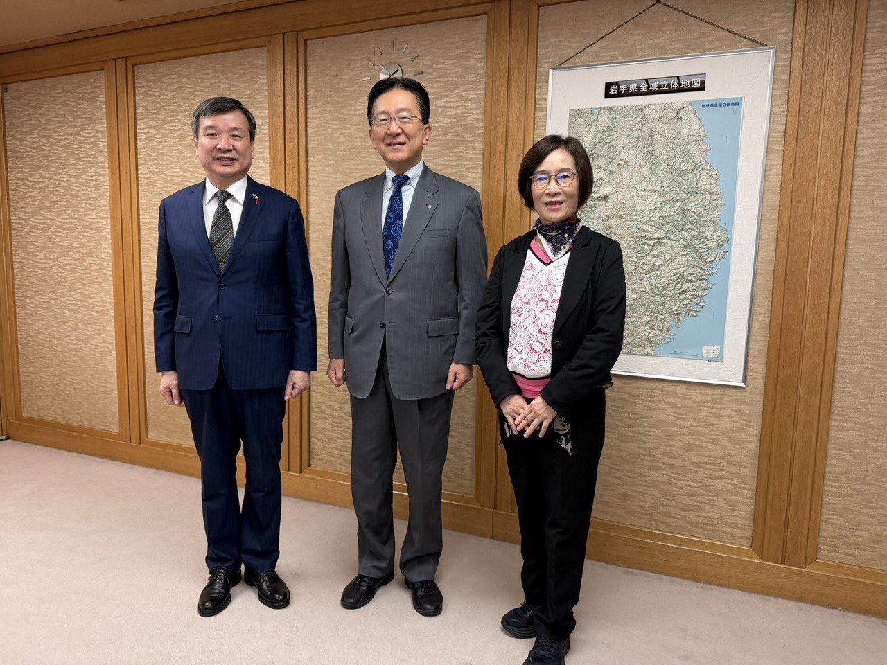 台灣駐日代表李逸洋伉儷於11月6日拜訪岩手縣政府及縣議會，分別會晤達增拓也知事及城內愛彥議長。另李代表乙行前往盛岡市政府會晤小原由香副市長及櫻裕子市議會議長。


台灣駐日代表李逸洋(右)、岩手縣知事達增拓也(中)