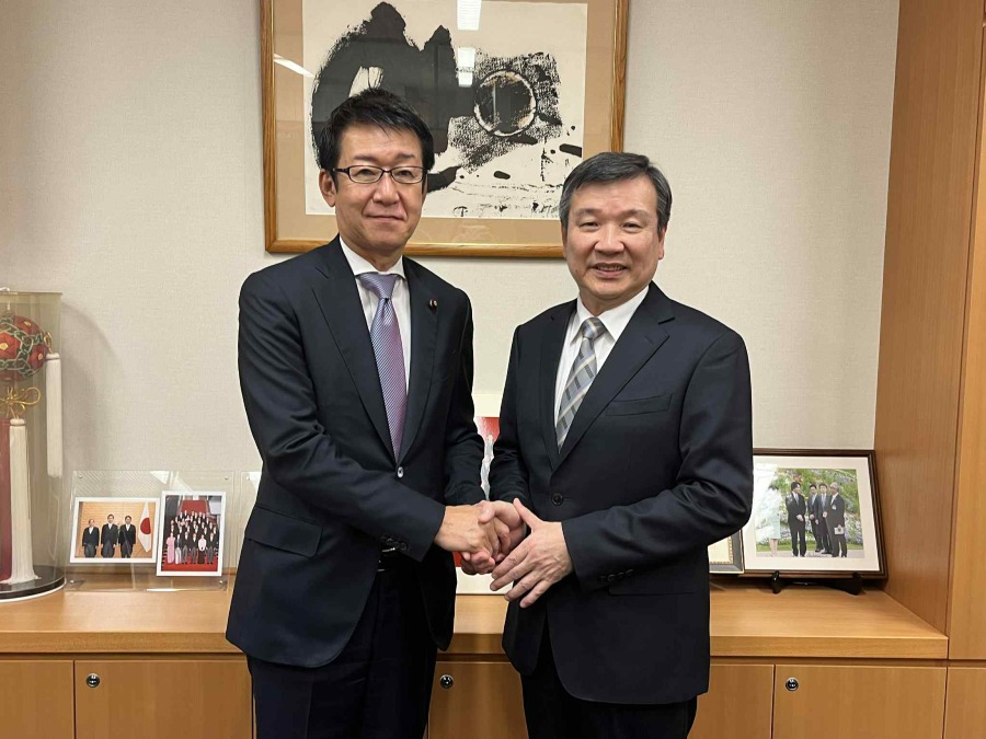 駐日代表李逸洋於10月29日拜會田中良生眾議員，雙方就外交防衛及經濟安保合作等廣泛台日議題等交換意見。
照片: 駐日代表李逸洋(右)拜會田中良生眾議員(左)。
