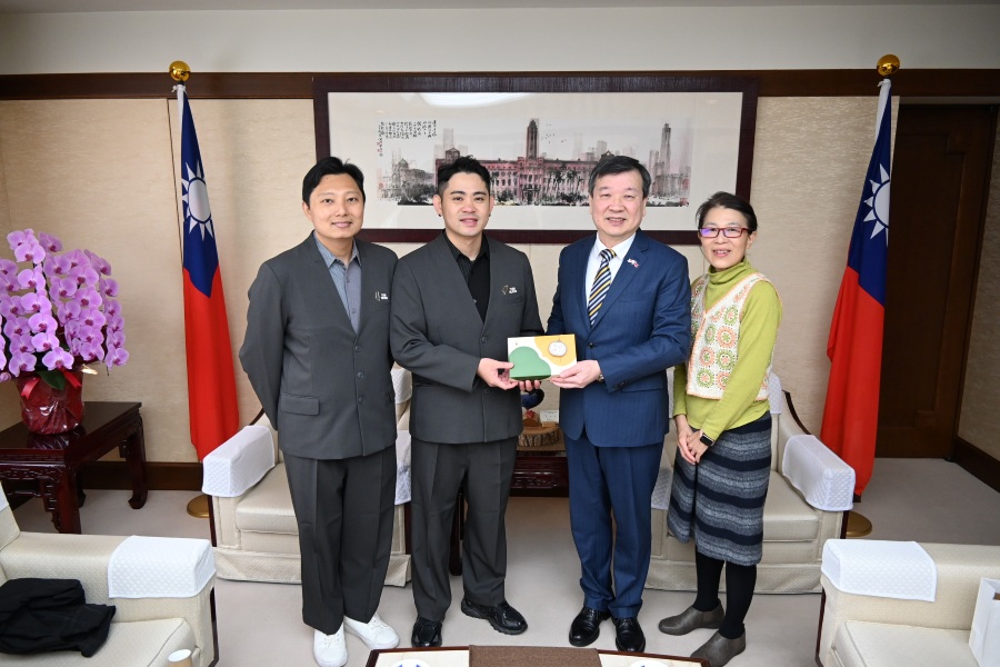 駐日代表李逸洋於11月5日接見2025年「世界柑橘果醬日本大賽」台灣得獎者鍾文平先生及鄧聖強先生。
照片：駐日代表李逸洋(右2)、鍾文平先生(左2)及鄧聖強先生(左1)