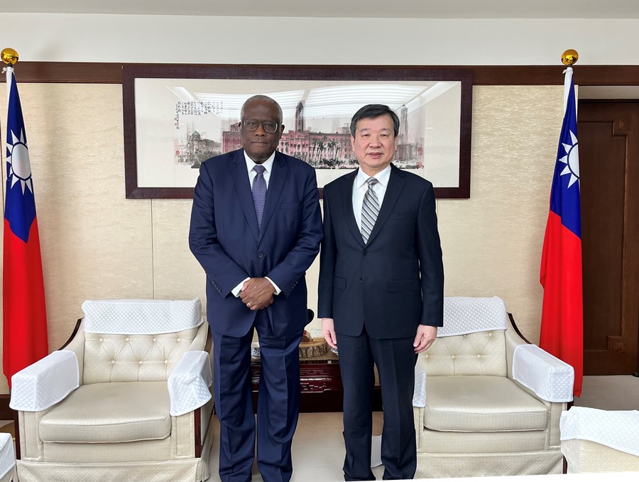 海地駐日本大使Louis Harold JOSEPH於本(11)月10日來處拜會駐日代表李逸洋。李代表表示台灣與海地共享自由、民主及人權價值，兩國在基礎建設、農業、公衛、教育及環境等領域合作密切。JOSEPH大使表示海地極為重視雙邊邦誼，盼雙方持續合作，共同努力加強雙邊關係。照片：駐日代表李逸洋（右）、海地駐日本大使Louis Harold JOSEPH（左）