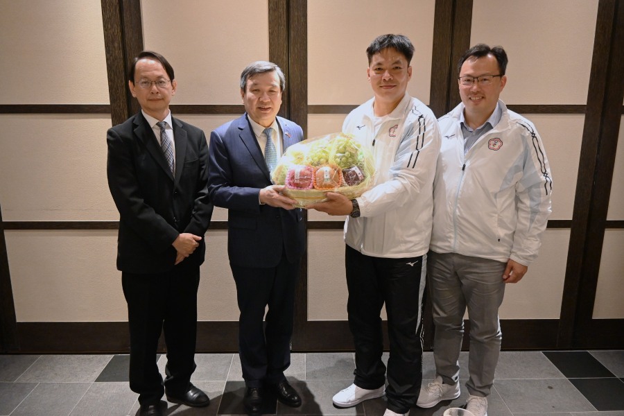 駐日本代表處李逸洋大使於11月14日設宴慰勞來東京參加「2025年第25屆夏季達福林匹克運動會」代表團團長．「中華民國聽障者體育運動協會」林昭穎理事長、運動部鄭世忠政務次長等幹部，為我選手加油打氣，鼓勵爭取佳績。
照片：李大使贈送代表團水果。自右依序：運動部鄭世忠政務次長、代表團林昭穎團長、李大使、黃冠超組長。
