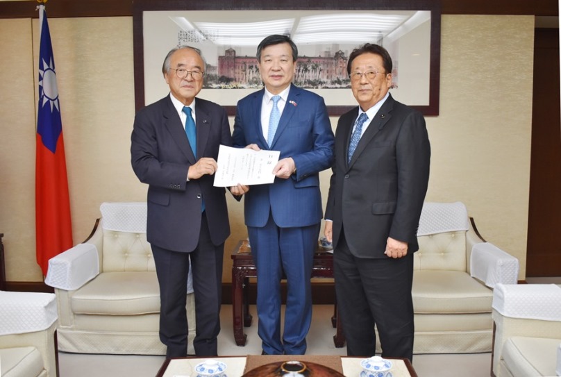 駐日代表李逸洋於11月14日會晤「自由民主黨 茨城縣支部連合會」(以下稱「自民黨茨城縣連」)會長飯塚秋男、幹事長白田信夫及事務局長和田一男乙行，飯塚會長將該會協助台灣南部水災重建的義援金目錄交給李代表。李代表致謝並表示，台日是遭逢困難時相互扶持的友人,台灣的921大地震、去年花蓮震災及今年花蓮水災,日本的311東日本大震災及能登半島地震,都可以看到雙方互相伸出援手,一起攜手度過災害的考驗,重新站起來。

駐日代表李逸洋（中）、「自由民主黨 茨城縣支部連合會」會長飯塚秋男・（左）、幹事長白田信夫（右）。