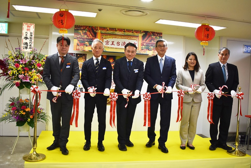 駐日副代表周學佑於11月21日出席新宿京王百貨主辦「台灣市集」開幕式。周副代表致詞時表示，在「台灣市集」活動可以透過台灣美食等，感受台灣的文化與風土，深化對台灣的理解，極具意義，並期盼本次活動為大家帶來美好的體驗，成為重新發現台灣魅力的機會。
照片：「台灣市集」開幕式剪綵儀式。駐日副代表周學佑(右3)、京王百貨常務取締役/新宿店店長鈴木俊之(左3)。