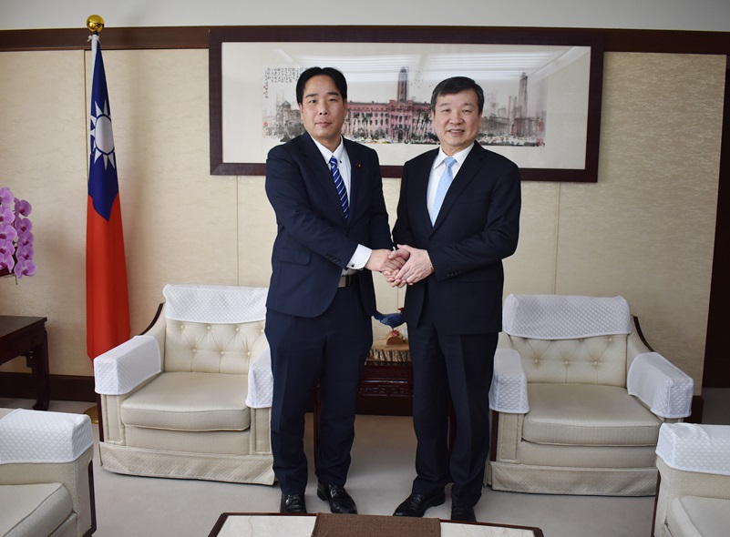 駐日代表李逸洋於11月28日會晤立憲民主黨原田和廣眾議院議員，李代表致詞時表示，2025年版日本防衛白皮書中記載「對日本而言，中國是前所未有的戰略挑戰」，顯示對中國懷強烈戒心。李代表強調，同盟國以及共享價值觀的國家有必要合作應對，因此台灣和日本應強化安全保障方面的合作。
照片：駐日代表李逸洋(右)、立憲民主黨原田和廣眾議員(左)