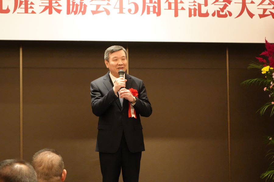  駐日代表李逸洋11月27日晚間應邀出席「日本華商觀光產業協會成立45周年紀念大會」。李代表致詞表示，面對中國近期限制觀光客赴日旅遊、來日留學及暫停日本水產品進口等措施，造成日本觀光及漁產業等衝擊，台灣作為日本的重要夥伴，願以具體行動支持日本，彰顯台日友好的互助精神。李代表致詞首先感謝日本華商觀光產業協會45年來在現任會長陳乃華及歷任會長經營下，致力促進觀光旅遊業台日交流，成為台日互動的重要橋梁。
