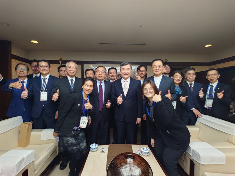 駐日代表李逸洋於本(2025)年12月1日下午接見呂桔誠理事長率領之訪日團一行，雙方就臺日經貿、投資、半導體與能源等關鍵供應鏈及未來合作展望交換意見。照片：李代表與國經協會訪日團合影留念
