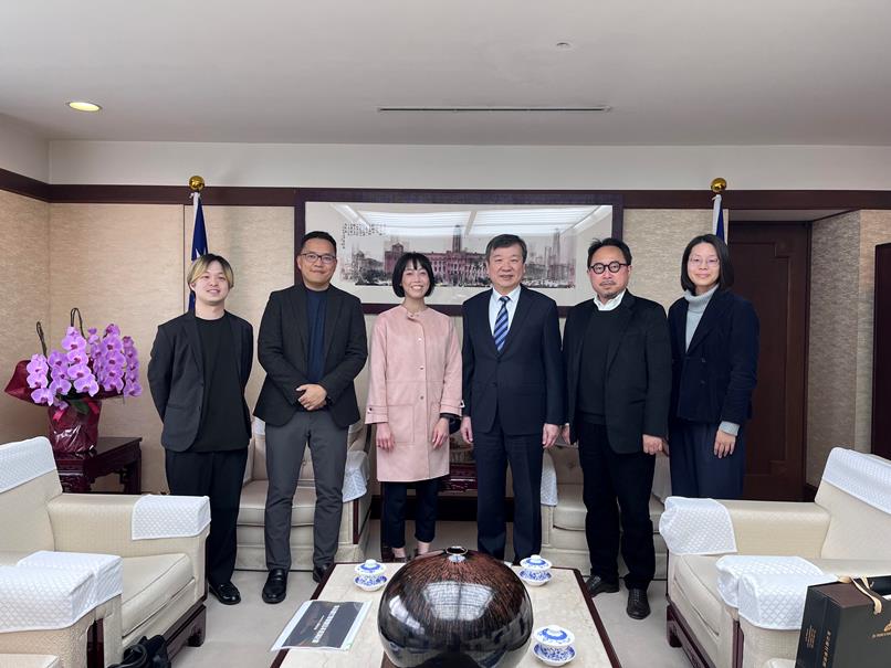 駐日代表李逸洋大使由臺灣文化中心主任曾鈐龍陪同，於12月2日會晤財團法人擊樂文教基金會(朱宗慶打擊樂團)執行長陳絲綸及MUZIK謬斯客國際有限公司董事長孫家璁乙行。照片：駐日代表李逸洋(右3)、財團法人擊樂文教基金會(朱宗慶打擊樂團)執行長陳絲綸(左3)、MUZIK謬斯客國際有限公司董事長孫家璁(左2)
 