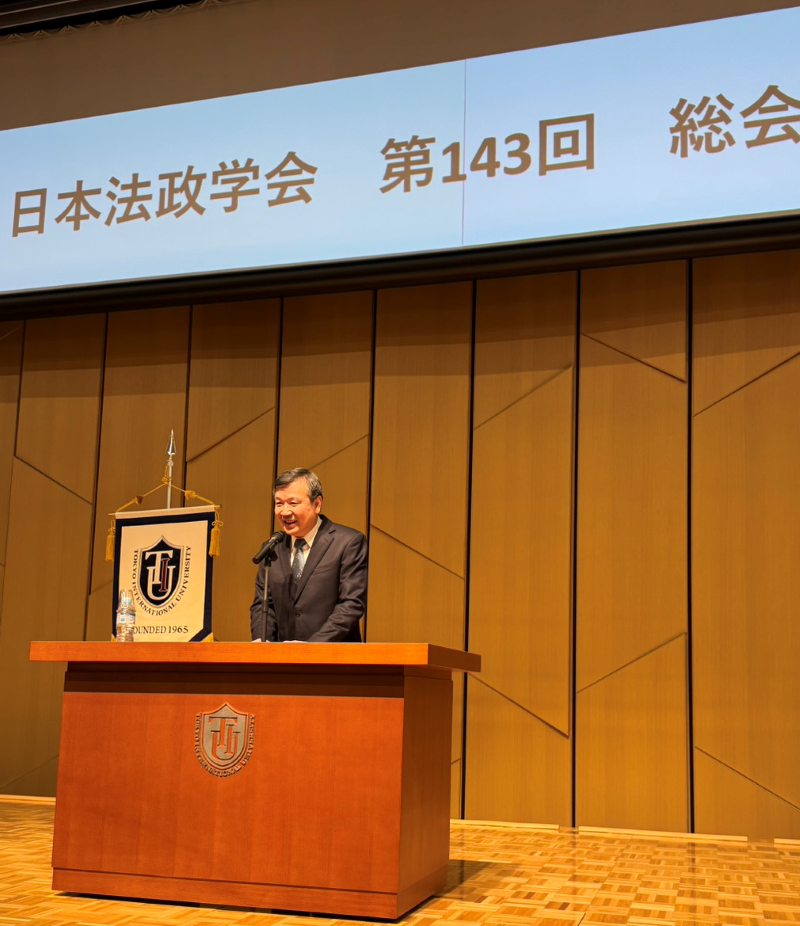 「日本法政學會」2025年度大會於12月6日假東京國際大學舉行，駐日代表李逸洋應邀發表「日台關係之深化與擴大」專題演講，計有百餘名日本大專校院教師及智庫研究人員出席，顯示日本學術界高度關心台日關係之發展。
照片：李代表演講一景
