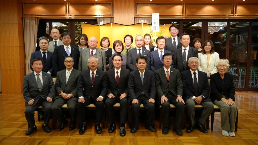 駐日副代表蔡明耀於12月9日出席「日本台灣親善協會」懇親忘年會，蔡副代表致詞表示，在台灣海峽和平穩定的重要性，已受世界各國普遍重視、咸認台灣海峽和平穩定是於世界的和平與繁榮不可或缺的要素。台灣除審慎對應中國的威嚇之外並加強開發先進武器，精進戰術等提升自衛能力，以維護台灣安全及區域和平繁榮。
照片：駐日副代表蔡明耀(前排左3)、「日本台灣親善協會」會長衛藤征士郎(前排左4)、眾議院議員宮下一郎(前排右4)。