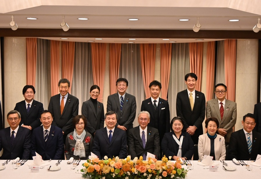 駐日代表李逸洋於12月11日會晤日華議員懇談會（簡稱「日華懇」）古屋圭司會長等19位日本國會議員。李代表致詞時首先感謝日華懇在古屋會長率領下，於今年10月組成大型訪問團赴台出席我國國慶大典，期間晉見賴清德總統、蕭美琴副總統，拜會立法院長韓國瑜，並參訪事實查核中心等，深入了解台灣最新政治、社會與民主發展。李代表並代表賴總統，感謝古屋會長多年來致力推動台日關係所作的重要貢獻。
照片：駐日代表李逸洋(前排左4)、「日華懇」會長古屋圭司眾議員(前排右4)、幹事長代理小宮山泰子眾議員(前排右3)、副會長東徹眾議員(前排左2)