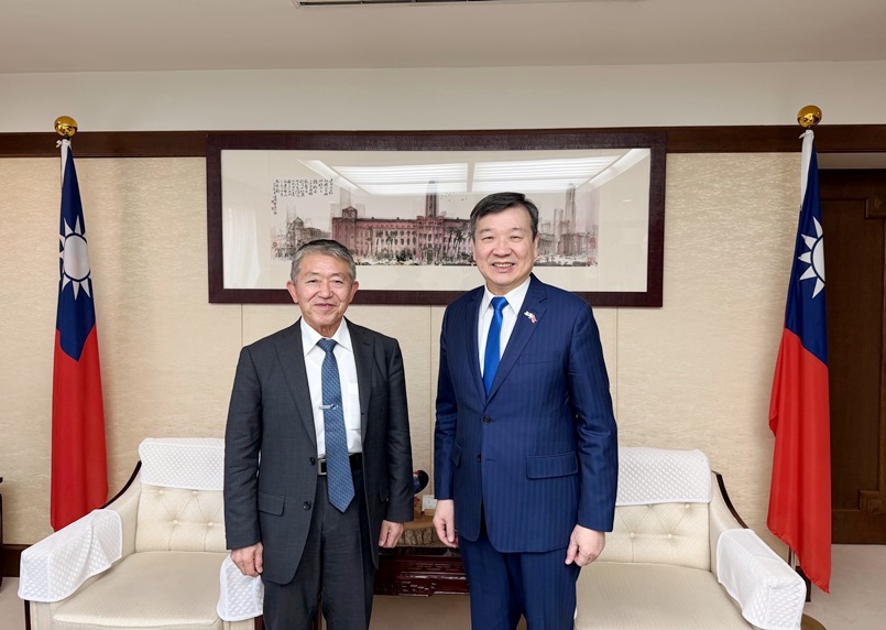 12月17日駐日代表李逸洋接見行政院政務顧問岩崎茂先生(日本前統合幕僚長)，李代表就岩崎顧問遭受中國制裁事致意，雙方並就中國近期在日本周邊製造緊張情勢、區域安全等議題交換意見。圖說: 駐日代表李逸洋(右)及行政院政務顧問岩崎茂(左)。