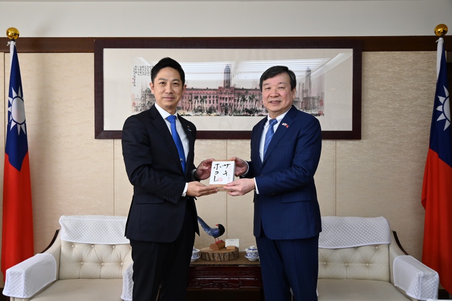 駐日代表李逸洋於1月15日在本處會晤秋田縣知事鈴木健太。李代表表示，臺日兩國互訪人次年度達820萬人，創新高。對於秋田縣盼招攬更多台灣民眾一事，李代表說，愈來愈多台灣民眾訪日，會進入到二線城市進行深度旅遊，正是秋田發揮魅力的時候。
照片：駐日代表李逸洋(右)、秋田縣知事鈴木健太。