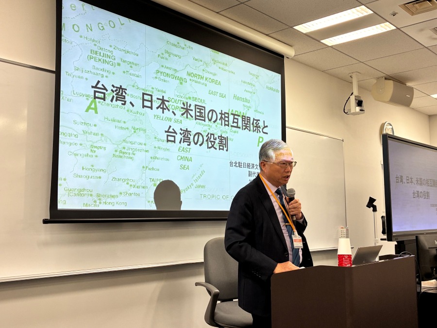 立命館大學「台灣情勢及美中關係綜合研究小組」邀請駐日副代表蔡明耀於1月14日赴立命館東京校區發表專題演講，蔡副代表說明台日美關係現況及中國脅迫與台灣的責任，並籲請支持台灣參與CPTPP、WHO及ICAO等國際組織及共同維護台海和平穩定。
照片：駐日副代表蔡明耀說明台日美關係現況。