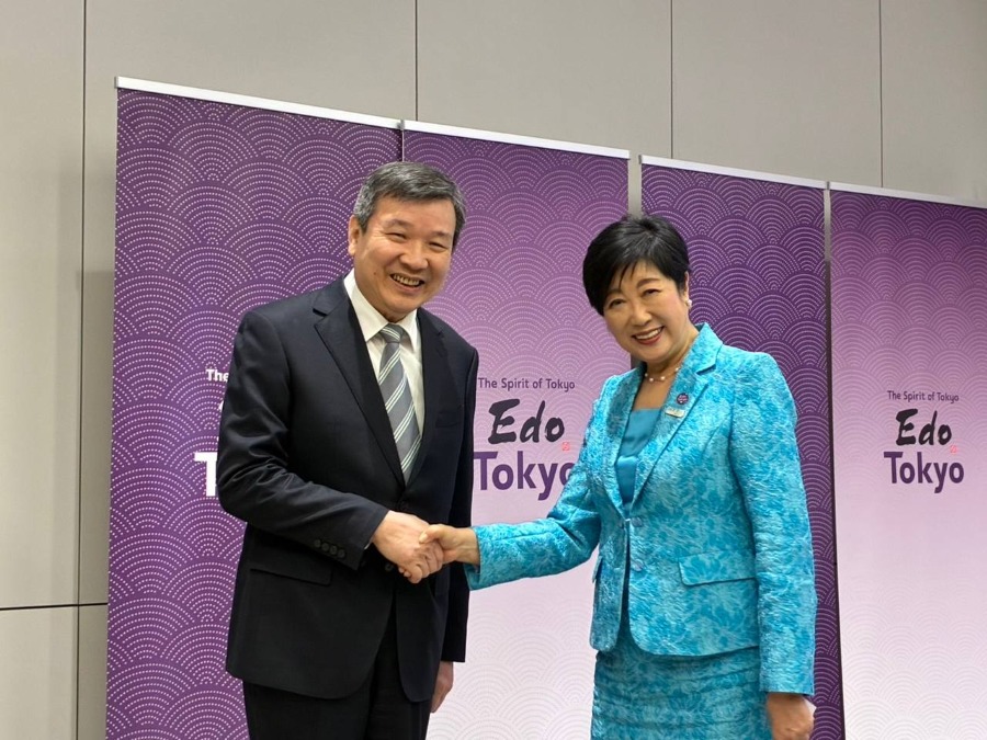 駐日代表李逸洋於1月27日出席「東京都大使之夜」，另與出席活動之帛琉駐日大使Peter Adelbai、捷克駐日大使Martin KLUČAR 、聖馬利諾駐日大使Manlio Cadelo等各國使節致意。
照片：李代表(左)向東京都知事小池百合子(右)握手致意。