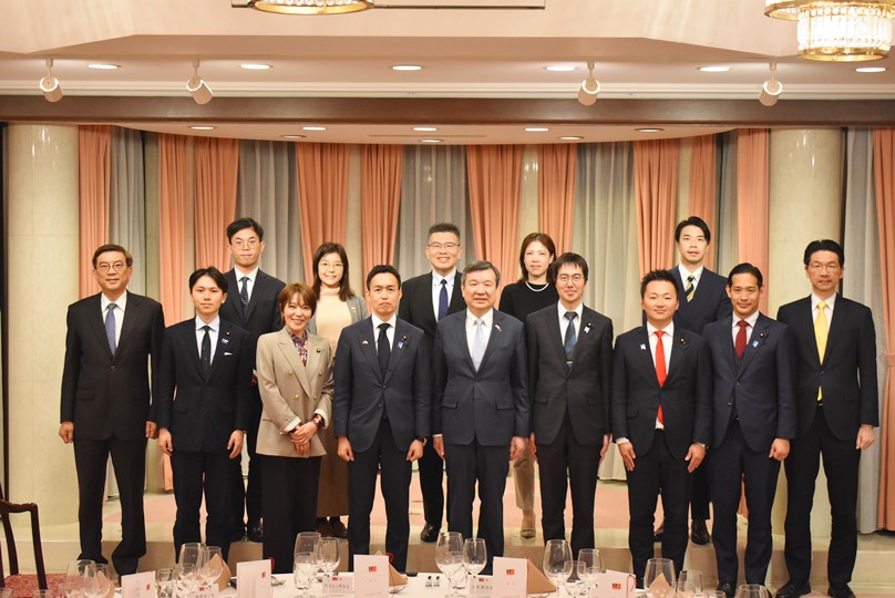 駐日代表李逸洋於2月25日會晤自民黨青年局局長平沼正二郎眾議員及該局成員就兩岸情勢、台日關係等交換意見。照片：駐日代表李逸洋(前排中間)、自民黨青年局局長平沼正二郎眾議院議員(前排左4)