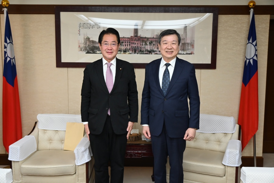 駐日代表李逸洋於2月27日會晤眾議員市村浩一郎，李代表對市村眾議員長年關注臺日關係表達謝意，並就深化臺日交流交換意見。
照片：駐日代表李逸洋(右)、眾議員市村浩一郎(左)