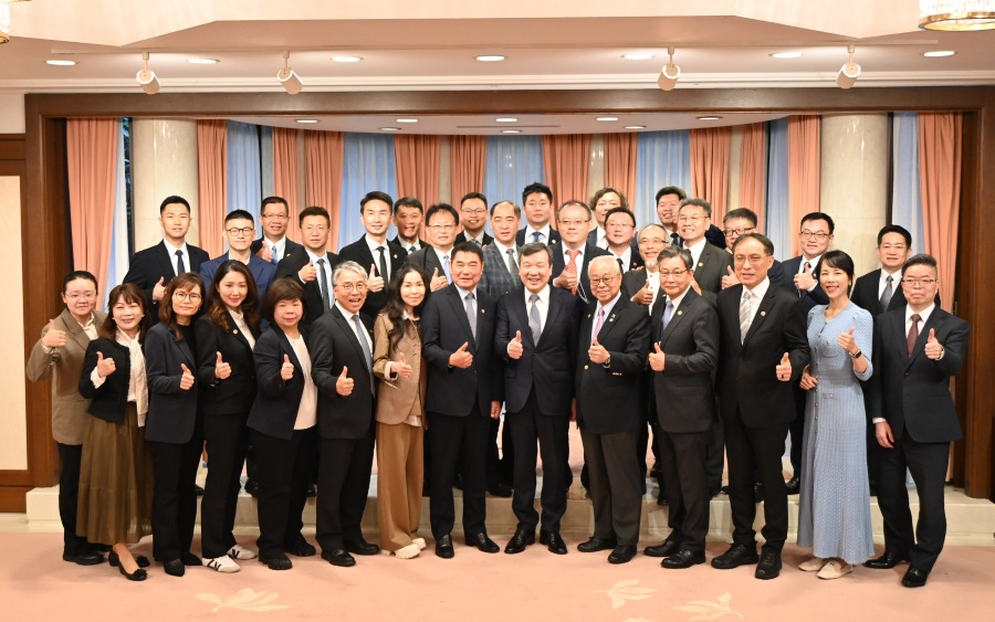 駐日代表李逸洋會晤苗栗縣長鍾東錦乙行。駐日代表李逸洋(右6)、苗栗縣長鍾東錦(右7)及苗栗縣訪日團乙行