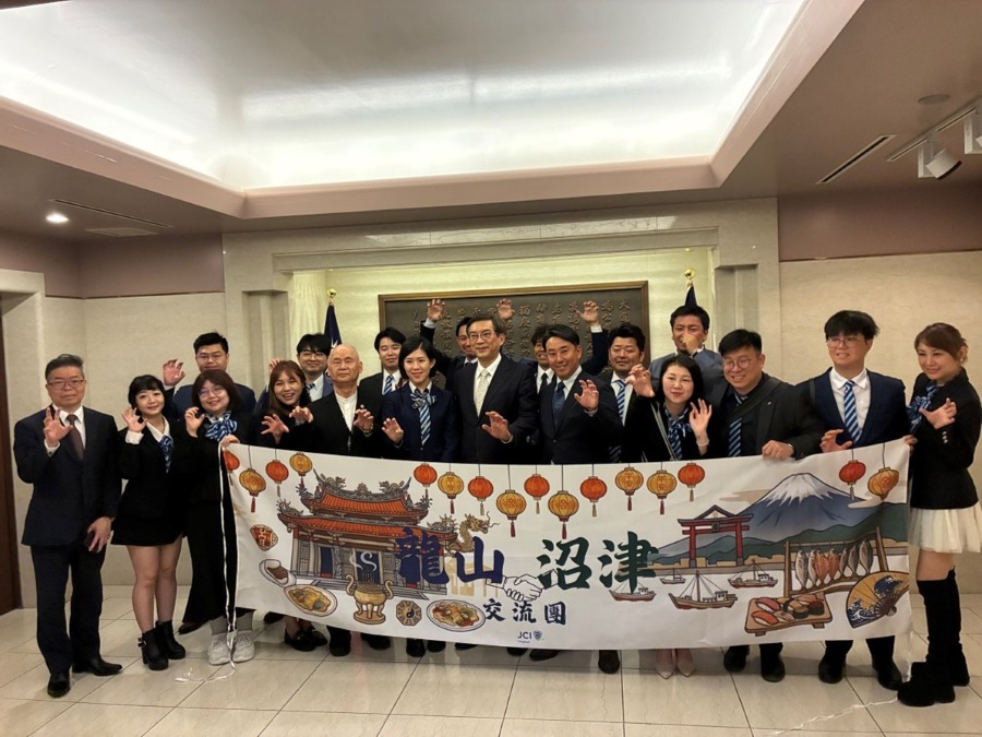 駐日副代表周學佑於本(115)年4月7日會晤由張會長宏郁率領之台北市龍山國際青年商會，以及由井口智史理事長率領之日本靜岡縣沼津青年會議所一行20人。雙方就強化台日友好關係、深化經貿合作及推動青年世代交流等議題，進行深入且廣泛的意見交換。
照片：駐日副代表周學佑(前排左7)與訪賓合影