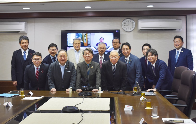 駐日副代表蔡明耀於4月16日出席「全國日台友好議員協議會」幹部會議時，感謝該會成立以來的支持及協助促進台日關係，2016年來獲得顯著發展，貢獻甚多，並期盼持續為台日關係進一步發展努力！圖說：駐日副代表蔡明耀(後排左4)、「全國日台友好議員協議會」會長藤田和秀(前排左3)，另該會4名幹部以視訊方式與會。