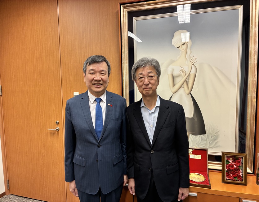 駐日代表李逸洋於5月1日拜會日本自民黨參議院幹事長石井準一參議員，雙方就台日經貿、觀光交流及我參與國際組織等議題交換意見。照片：駐日代表李逸洋(左)、日本自民黨參議院幹事長石井準一參議員(右)
