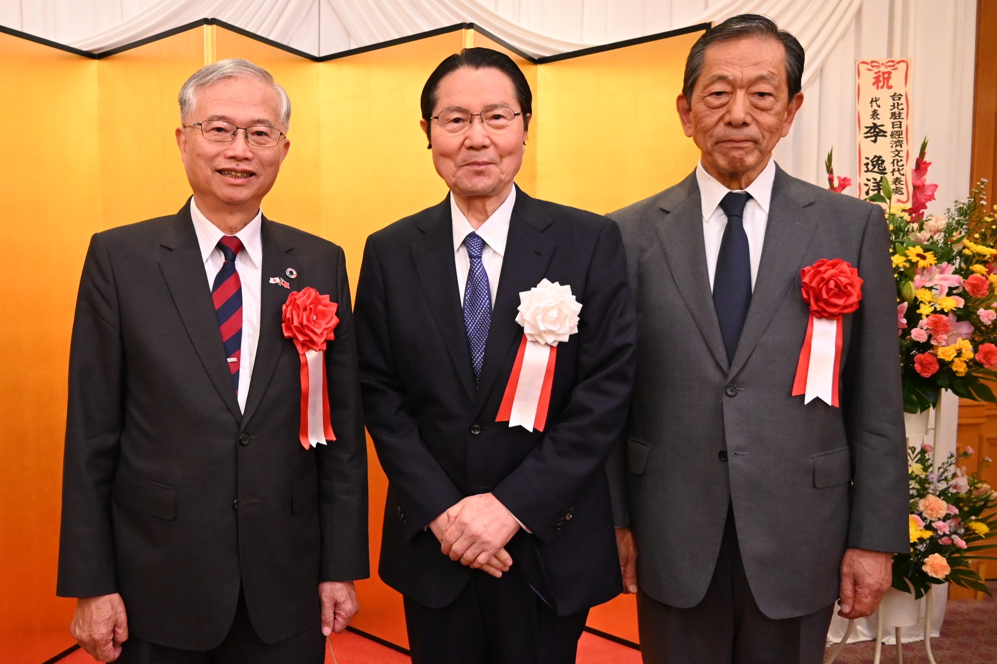駐日副代表蔡明耀於5月20日出席「日本臺灣親善協會」懇親會，蔡副代表致詞表示，近期美中互動引發外界對區域局勢的關注，但台灣的重要性無論對美國、日本或其他國家而言，都不可能被忽視。
照片左起:駐日副代表蔡明耀、日本臺灣親善協會會長衛藤征士郎、日本臺灣交流協會會長隅修三。
