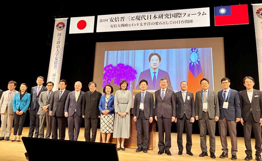 國立政治大學安倍晉三研究中心主辦的「第一屆安倍晉三與現代日本研究國際論壇」於6月9日(週二)在東京舉行，駐日代表李逸洋受邀出席致詞，呼籲台灣、日本、美國等民主國家加強合作，共同維護自由開放的印太區域。賴清德總統以錄影方式表達祝賀之意，李代表另與總統府資政邱義仁及安倍昭惠女士等交流致意。照片: 駐日代表李逸洋(右5)與總統府資政邱義仁(左7)、安倍昭惠女士(右7)及國立政治大學安倍晉三研究中心主任李世暉(右6)等合影。